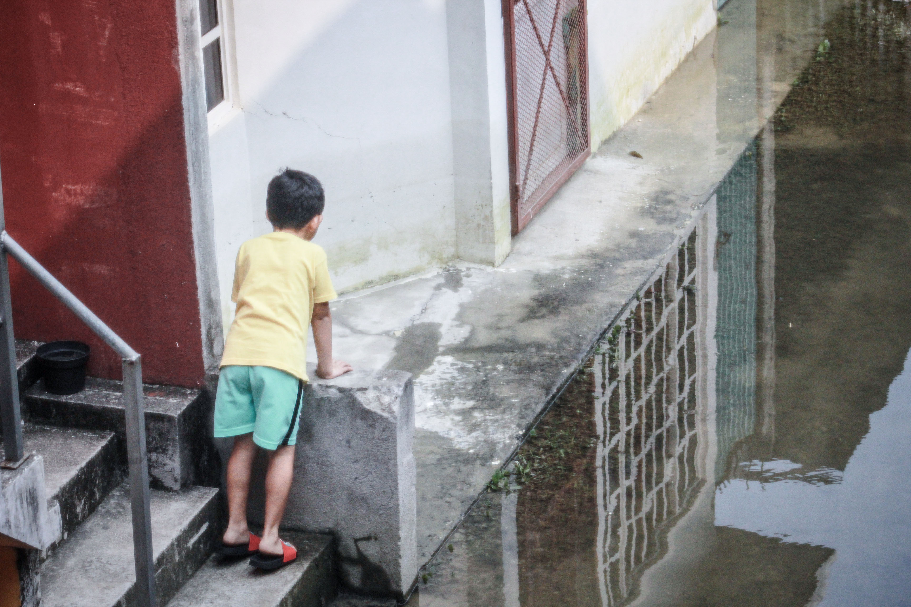 Niño contempla el descenso de las aguas en Macuspana, Tabasco, Foto: Alán Aguirre